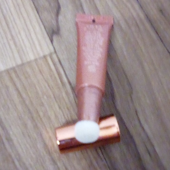 Charlotte Tilbury glowgasm beauty light wand is shade pinkgasm - Picture 2 of 4